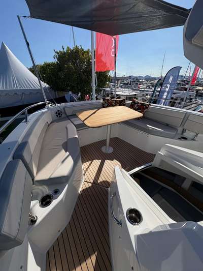 Barca JEANNEAU CAP CAMARAT 9.0 CC SERIE 2 nuovo Francia