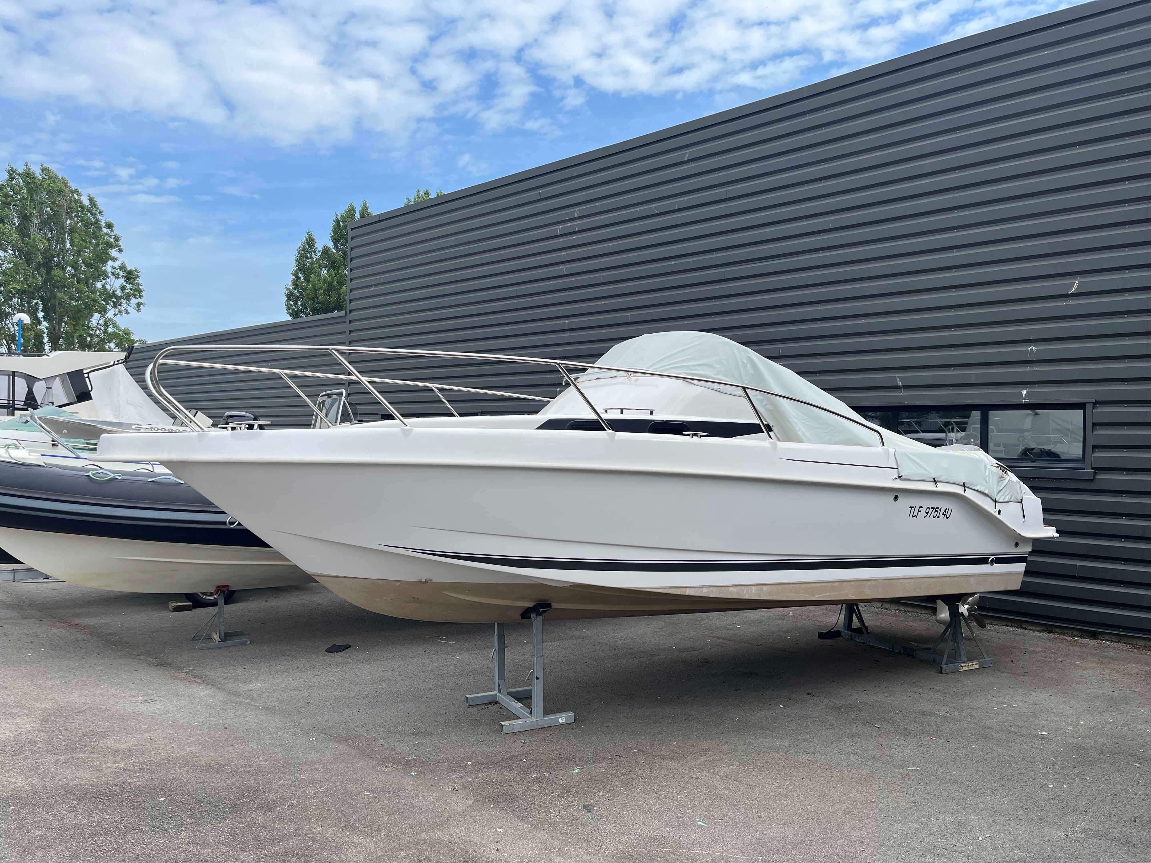 B2 Marine CAP FERRET 752 DAY CRUISER